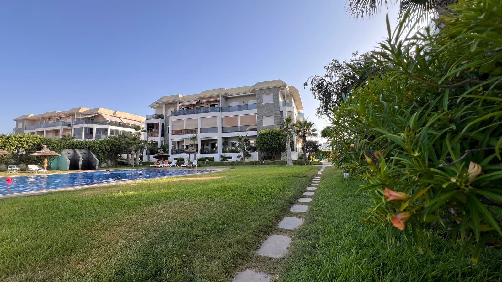 Magnifique Appartement avec grand terasse, Résidence fermée, Piscine et parking